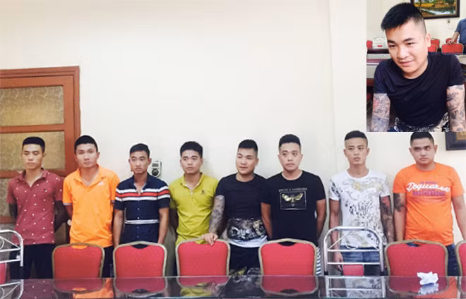 Đối tượng Nguyễn Xuân Tiến và các đối tượng tham gia đổ chất thải tại Công an quận Hoàng Mai.