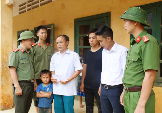 Thăm và tặng quà gia đình anh Mùa A Lềnh (41 tuổi). May mắn thoát nạn sau cơn lũ nhưng hiện gia đình anh Lềnh đã mất hết nhà cửa, tài sản, hiện đang phải ở nhà điểm trường xã Kim Nọi.