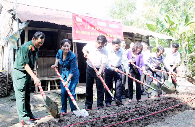Các đại biểu dự lễ khởi công xây dựng 170 căn nhà Đại đoàn kết cho hộ nghèo.