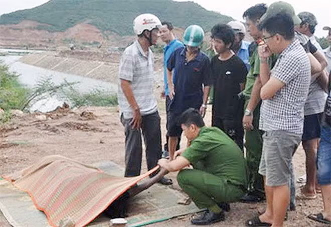 Thi thể người chết đưa từ dưới hồ Phú Hòa lên bờ.