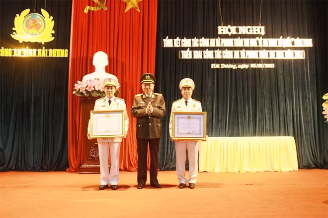 Thừa ủy quyền của lãnh đạo Đảng, Nhà nước, Bộ trưởng Tô Lâm tặng Huân chương Chiến công hạng Nhất và hạng Ba cho 2 đồng chí lãnh đạo Công an tỉnh Hải Dương.