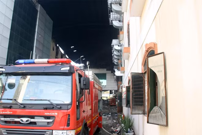 Sức nóng từ đám cháy vẫn đang rất dữ dội.