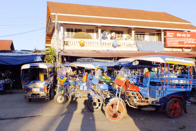 Xe Tuk Tuk – phương tiện giao thông công cộng phổ biến ở Viêng Chăn. Xe Tuk Tuk – phương tiện giao thông công cộng phổ biến ở Viêng Chăn.