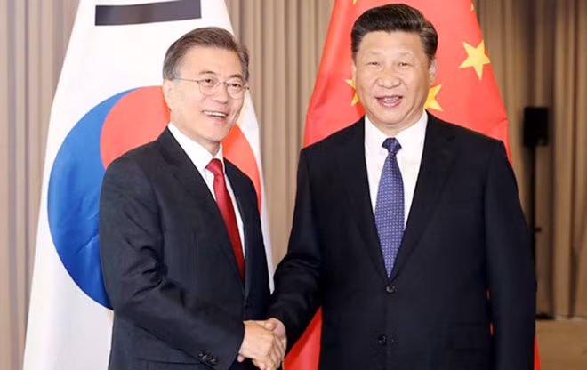 Tổng thống Hàn Quốc Moon Jae-in và Chủ tịch Trung Quốc Tập Cận Bình trong lần gặp gỡ hồi tháng 7-2017 tại Berlin, Đức. Ảnh: EPA.