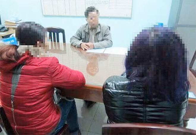 Hai tiểu thương đi bán dâm kiếm thêm.