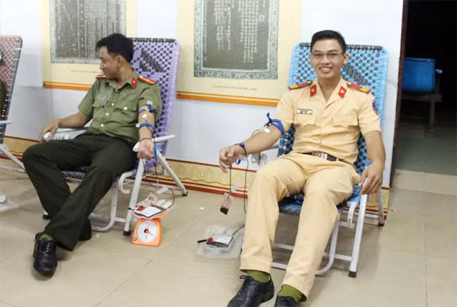 Cán bộ, chiến sĩ Công an huyện Phú Quốc tham gia hiến máu tình nguyện sáng 25-6.