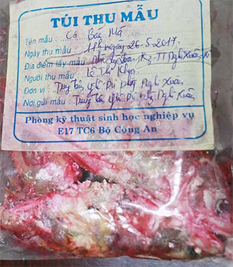 Thực phẩm đổi màu đỏ được niêm phong, gửi đi xét nghiệm. Ảnh: Tuấn Dũng
