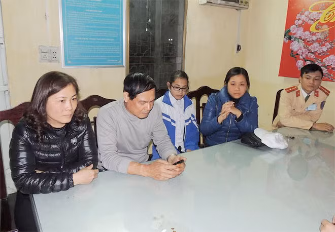 Cháu Quách Thị Diễm Quỳnh cùng gia đình tại Đội Cảnh sát giao thông, Công an TP Phủ Lý. (Ảnh: Tùng Sơn).
