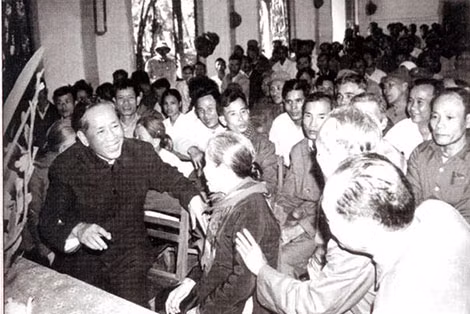 Đồng chí Lê Duẩn thăm và nói chuyện với cán bộ, nhân dân Vĩnh Linh, Quảng Trị chiều 30 tết Quý Sửu (2-2-1973).