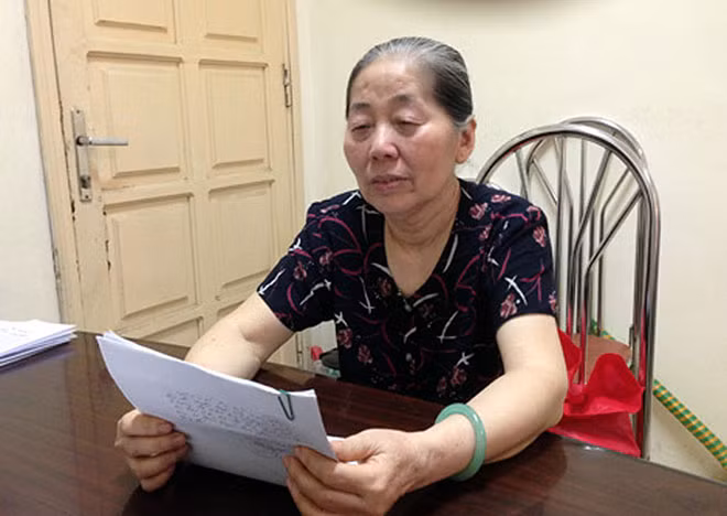Bà Nguyễn Thị Chiến cầm đơn đi gõ cửa cơ quan chức năng đề nghị công nhận liệt sỹ cho anh trai. Bà Nguyễn Thị Chiến cầm đơn đi gõ cửa cơ quan chức năng đề nghị công nhận liệt sỹ cho anh trai.