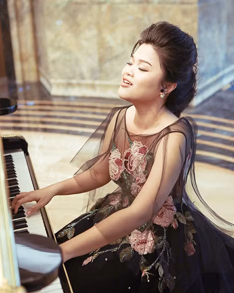 Bích Ngọc - đang thể hiện khả năng vừa sáng tác vừa hát, điều gần như phổ biến với thế hệ ca sĩ trẻ hiện nay
