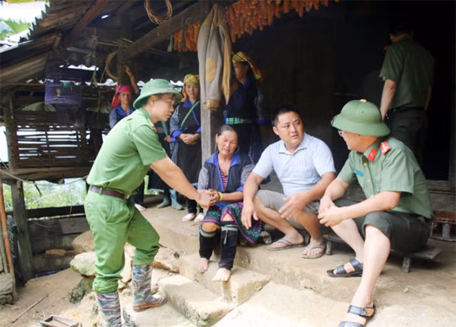 Cán bộ công an huyện Mù Cang Chải và Báo CAND động viên gia đình