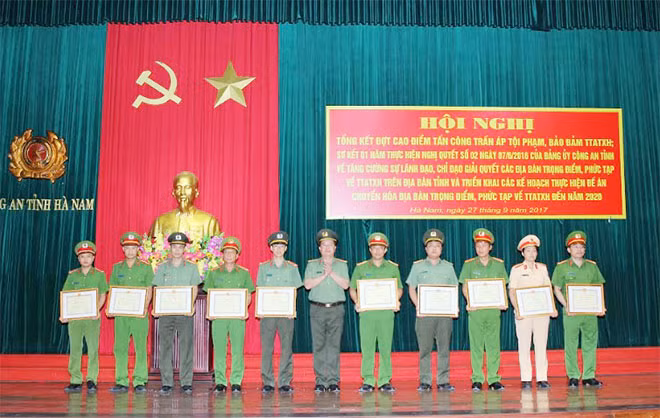 Thừa ủy quyền của Chủ tịch UBND tỉnh Đại tá Nguyễn Văn Trung, Giám đốc Công an tỉnh trao Giấy khen cho các tập thể có thành tích xuất sắc trong đợt cao điểm tấn công trấn áp tội phạm.
