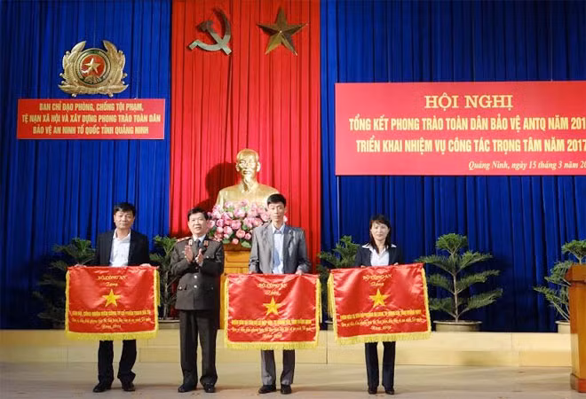 Trung tướng Nguyễn Văn Sơn, Thứ trưởng Bộ Công an tặng Cờ dẫn đầu phong trào thi đua Toàn dân bảo vệ ANTQ năm 2016 cho các tập thể.