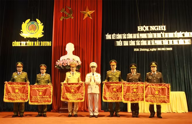 Thừa ủy quyền của lãnh đạo Bộ Công an, Đại tá Bùi Ngọc Phi, Giám đốc Công an tỉnh Hải Dương trao Cờ thi đua của Tổng cục Chính trị, Công an nhân dân cho 4 đơn vị.