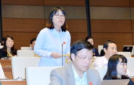 Đại biểu Quốc hội Phạm Thị Minh Hiền trong phiên tranh luận cùng Bộ trưởng Bộ Giáo dục và Đào tạo Phùng Xuân Nhạ.
