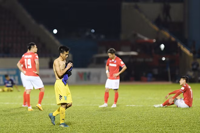 Văn Quyết sau trận đấu với Than Quảng Ninh ở vòng đấu cuối cùng V.League 2017. Ảnh: Anh Tuấn.
