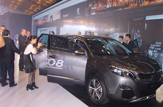 Peugeot 5008 được trang bị hệ thống đèn full LED trước, sau. Cụm đèn pha có khả năng tự điều chỉnh góc chiếu. Thân xe ngự trên bộ la-zăng kích thước 18 inch.