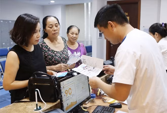 Ngay sau lễ phát động, đông đảo người dân đã đến sàng lọc ung thư vú, cổ tử cung và đại trực tràng tại bệnh viện Vinmec Times City. Chương trình diễn ra từ nay tới hết 18/10 tại 18 điểm khám ở 8 tỉnh thành trên cả nước.
