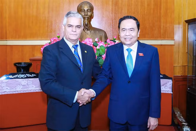 Chủ tịch UBTƯ MTTQ Việt Nam Trần Thanh Mẫn và Phó Chủ tịch Ủy ban bảo vệ cách mạng Cuba Orestes Llanes Mestre.