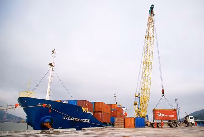 Tàu ATLANTIC OCEAN - con tàu container đầu tiên cập cảng PTSC Thanh Hóa.