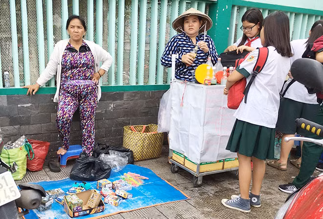 Nguy cơ ngộ độc thực phẩm vẫn luôn tiềm ẩn khi học sinh hàng ngày vẫn mua, dùng phải những thức ăn trước cổng trường.