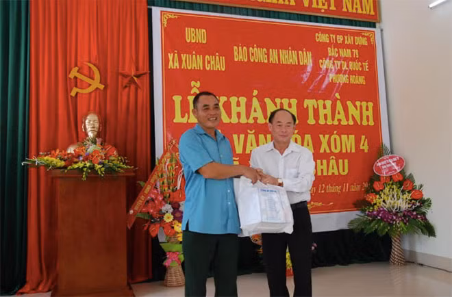 Đại tá Trần Kim Thẩm, Phó Tổng biên tập Báo CAND tặng quà tới đại diện xóm 4 nhân Lễ khánh thành Nhà văn hóa xóm 4.