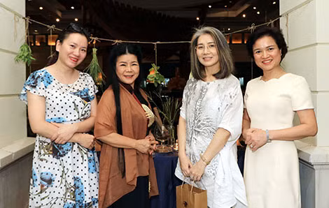 Từ trái sang: Nhà thơ Vi Thùy Linh, họa sĩ Văn Dương Thành, nhà thiết kế La Hằng và dược sĩ Hương Liên. Ảnh: Lê Bích. Từ trái sang: Nhà thơ Vi Thùy Linh, họa sĩ Văn Dương Thành, nhà thiết kế La Hằng và dược sĩ Hương Liên. Ảnh: Lê Bích.