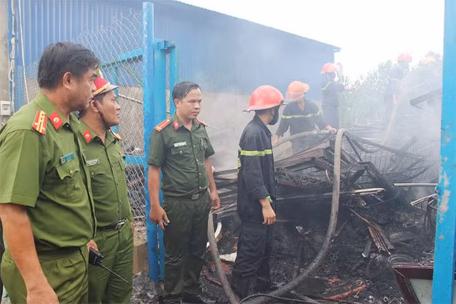 Lực lượng chức năng chỉ đạo công tác chữa cháy.