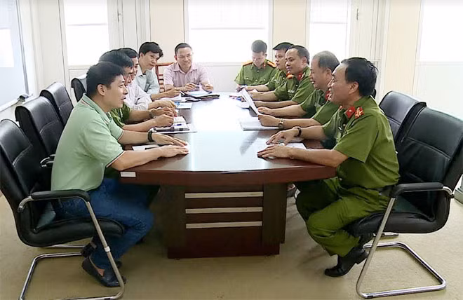 Tổ công tác BHXH Việt Nam trao đổi với Cục Cảnh sát kinh tế về công tác phòng ngừa, phát hiện xử lý vụ việc liên quan đến bảo hiểm.