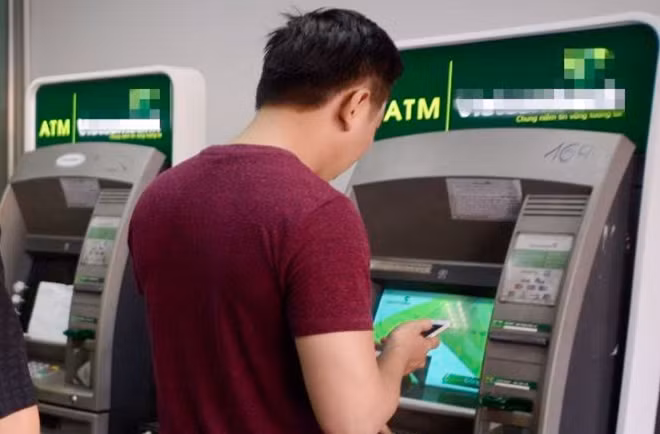 Người dùng các dịch vụ của ngân hàng cần cẩn trọng để tránh rơi vào “bẫy” của hacker