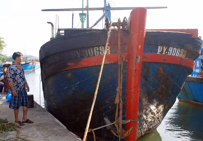 Một trong 4 chiếc tàu đánh cá đã được ngư dân “giải cứu” nhưng vẫn bị nham nhở khói đen từ vụ hỏa hoạn.