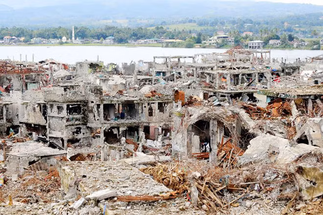 Thành phố Marawi hoang tàn sau chiến dịch quân sự kéo dài 5 tháng. Ảnh: Reuters.