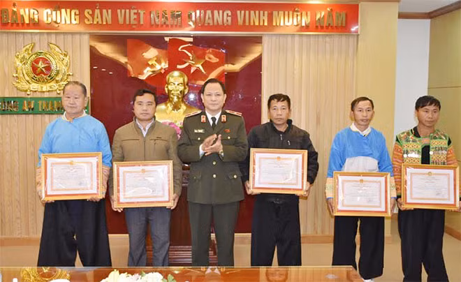 Thiếu tướng Trịnh Xuyên tặng giấy khen cho 10 đại biểu người có uy tín có thành tích xuất sắc trong phong trào toàn dân bảo vệ ANTQ.