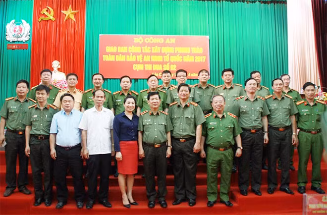 Thứ trưởng Nguyễn Văn Sơn chụp ảnh lưu niệm với các cán bộ trong đơn vị.