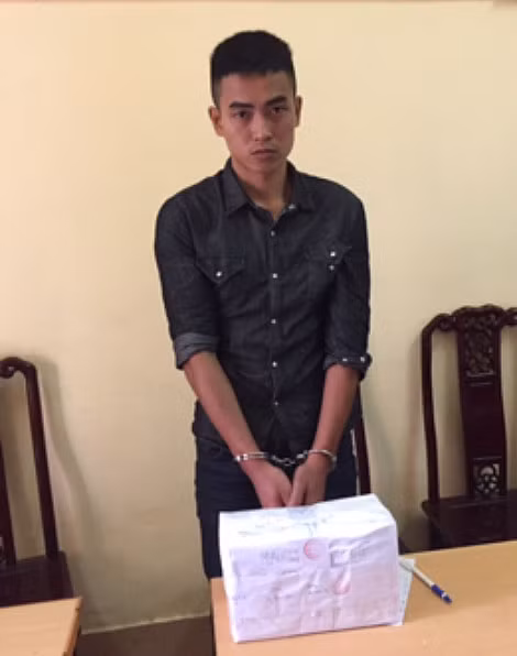 Đối tượng Sầm Thanh Hùng và tang vật.