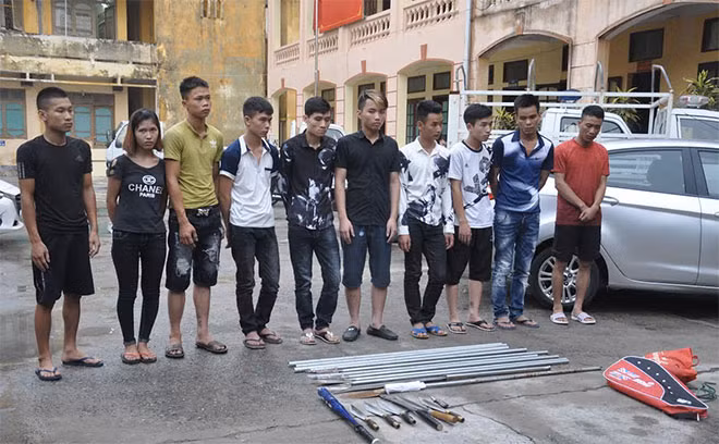 Các đối tượng cùng tang vật.