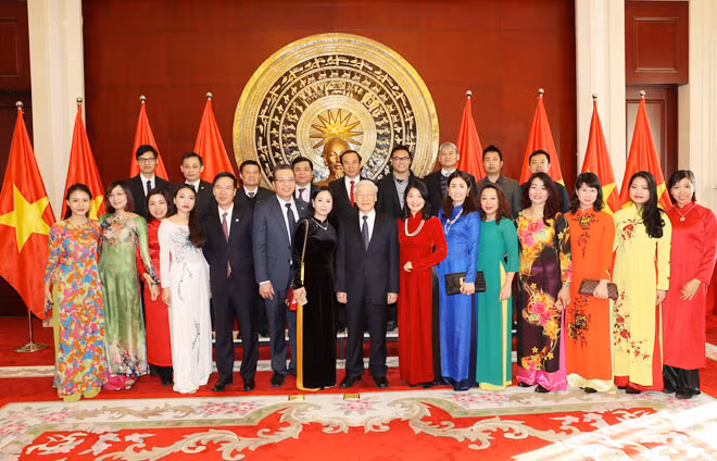 Tổng Bí thư Nguyễn Phú Trọng và các đại biểu chụp ảnh chung với cán bộ, nhân viên Đại sứ quán và đại diện lưu học sinh Việt Nam. Ảnh: TTXVN. Tổng Bí thư Nguyễn Phú Trọng và các đại biểu chụp ảnh chung với cán bộ, nhân viên Đại sứ quán và đại diện lưu học sinh Việt Nam. Ảnh: TTXVN.