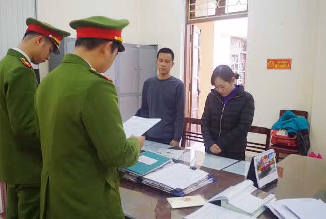 Cơ quan CSĐT CATP đọc lệnh bắt Nguyễn Thị Kim Liên.