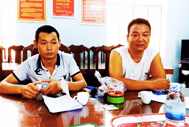 Hai đối tượng Zhang Da Shuan và Tian Er Jie sau khi bị bắt theo lệnh truy nã. Ảnh: Minh Hạnh.