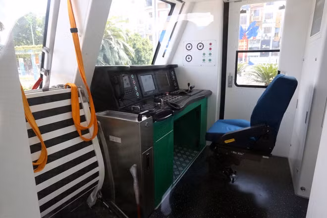 Toa tàu dài khoảng 20 m, có sức chứa hơn 300 người. Buồng lái rộng khoảng 5m2. Ghế lái được thiết kế phía góc phải của toa. Phần buồng lái được trang bị màn hình điện tử, có bộ đàm, điện thoại... Theo Ban quản lý, đoàn tàu này có một chút thay đổi và cải tiến so với tàu mẫu đã trưng bày năm 2015.