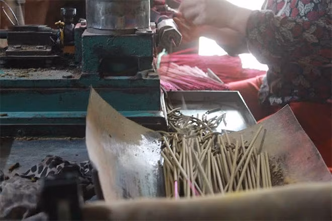 Nghề làm hương mang lại thu nhập ổn định cho người dân nơi đây.