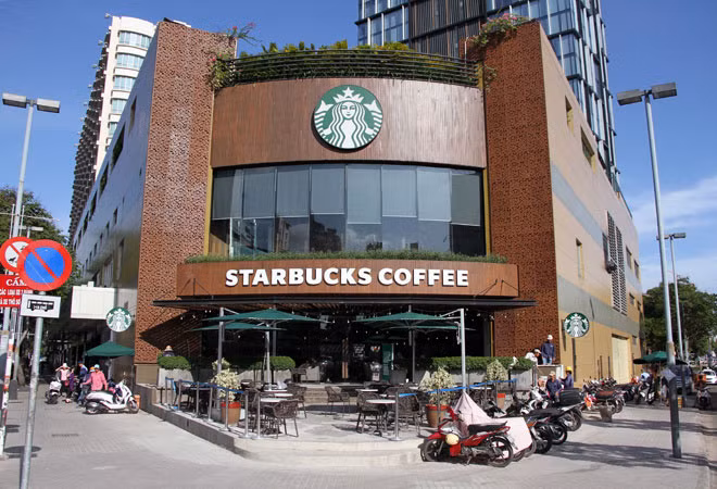 Khu vực xung quanh cà phê Starbucks thuê lại của khách sạn New World sau 17 ngày bị đoàn liên ngành quận 1 đập bồn hoa lấn vỉa hè hơn một mét đã được chỉnh trang lại.