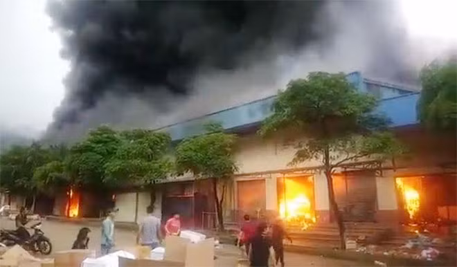 Các hộ kinh doanh “chạy” hàng ra khỏi đám cháy.