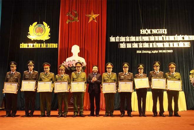 Đồng chí Nguyễn Dương Thái, Chủ tịch UBND tỉnh Hải Dương tặng Bằng khen của UBND tỉnh cho các tập thể và cá nhân.