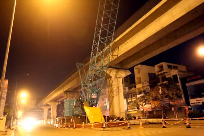 Một chiếc cẩu lớn được lắp đặt tại nhà ga La Khê, đường Quang Trung (Hà Đông). Dự án đường sắt đô thị Cát Linh - Hà Đông trị giá 19.000 tỷ đồng, được xây dựng từ vốn ODA Trung Quốc, dự kiến thử nghiệm vào tháng 9 năm nay sau 5 năm xây dựng và chính thức khai trương năm 2018. Tuyến đường sắt đô thị đầu tiên này có 13 km đường trên cao, 12 nhà ga, điểm đầu là Cát Linh (Đống Đa), điểm cuối là ga Hà Đông (Hà Đông).