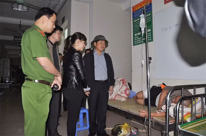Lực lượng chức năng thăm bệnh nhân nằm điều trị tại bệnh viện