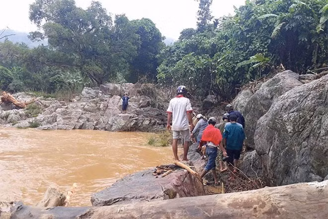 Sau nhiều nỗ lực, các lực lượng chức năng đã tìm kiếm được 2 thi thể trong vụ sạt lở núi ngày 6-11 trên tuyến đường Trường Sơn Đông, đoạn qua xã Trà Vân, huyện Nam Trà My, tỉnh Quảng Nam.