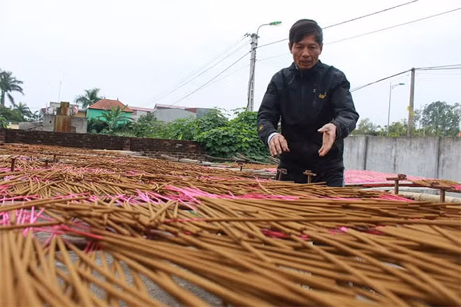 Hương được phơi khắp sân nhà, ngoài ngõ.