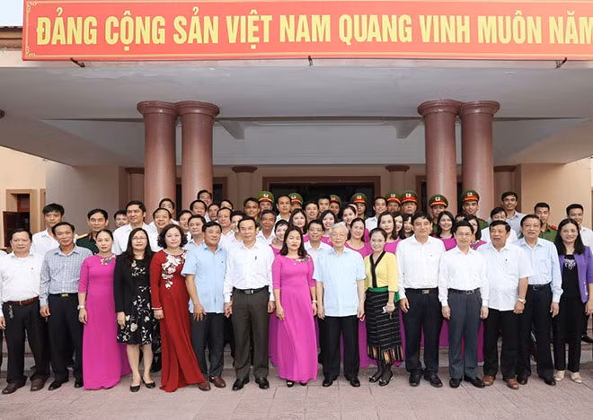 Tổng Bí thư Nguyễn Phú Trọng và các đại biểu cùng Ban Thường vụ Tỉnh ủy và lãnh đạo chủ chốt tỉnh Nghệ An.